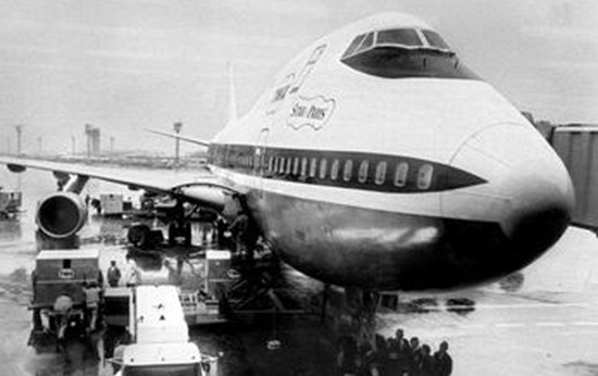 history of commercial aviation, first wide-body boeing 747