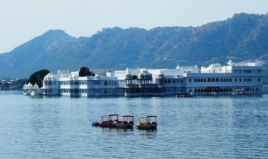 Things to do in Udaipur, udaipur travel guide, Lake pichola boat ride