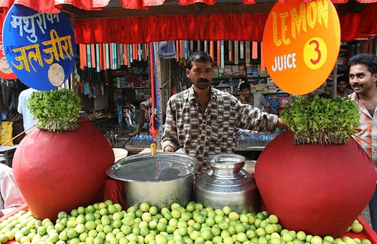 traditional indian summer drinks, best summer juices in India, roadside lemon juice vendors