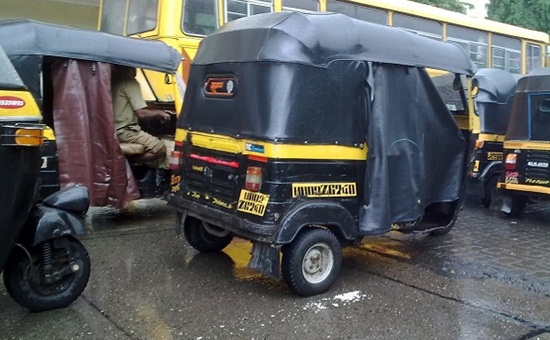 photos of autorickshaws in rainy season, auto rickshaws on roads in rains