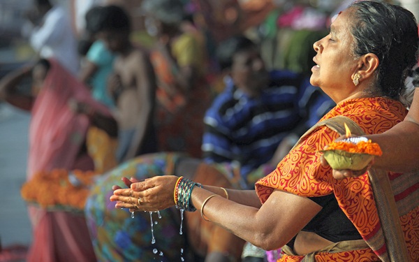 varanasi ganga aarti, morning prayers in banaras ghats, life in varanasi