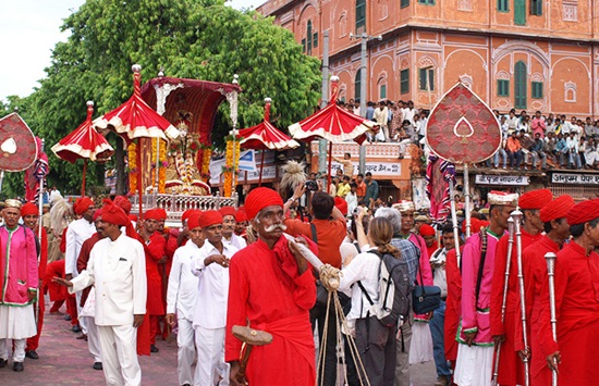 teej festival procession in city palace, cheap flight tickets to jaipur, online booking of cheap flights, Indian eagle travel blog, festivals of Rajasthan