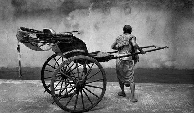 Story of Kolkata&#39;s Hand-Pulled Rickshaws from British Raj in India