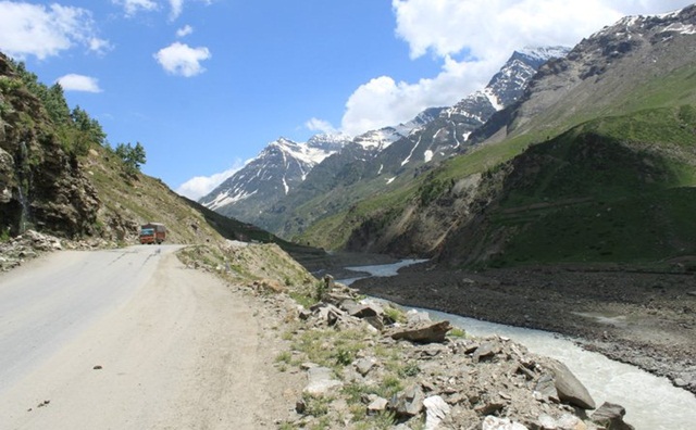 road to Ladakh, stories of Ladakh, bike trips to Leh, IndianEagle travel booking to India