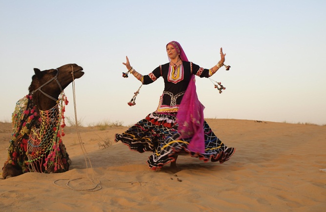 gypsies of Rajasthan, gypsy in desert, gypsy men & women