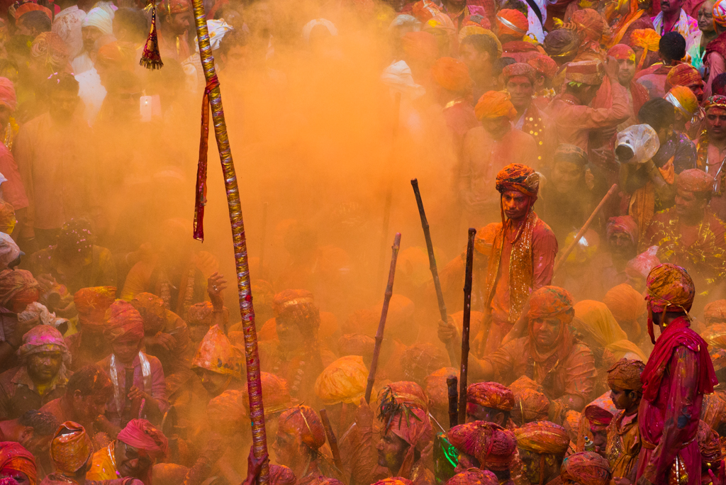 Holi Celebration: এখানে ঘোমটার আড়াল থেকে লাঠি বৃষ্টি সহ প্রবল রঙের বৃষ্টি হয়, আগমন হয় লক্ষ লক্ষ ভক্তের 1 Holi in India, pictures of holi festival, Lath mar holi in Barsana, IndianEagle travel